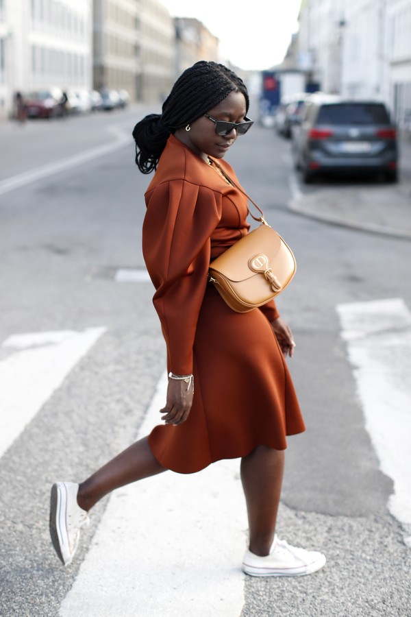 COPENHAGEN, DENMARK - AUGUST 11: Influencer Lois Opoku, wearing a brown dress by Baum und Pferdegarten, white sneakers by Converse, a light brown bag by Dior and sunglasses by Saint Laurel during a street style shooting at Copenhagen Fashion Week Spring/S (Foto: Getty Images)