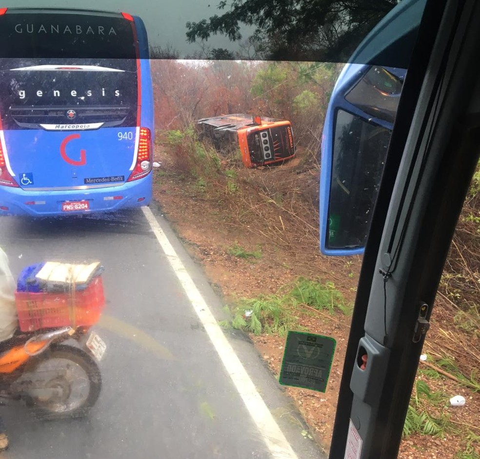Motorista de ônibus perde controle do veículo e tomba para fora da rodovia BR-135, em Redenção do Gurgueia, no Piauí — Foto: Reprodução
