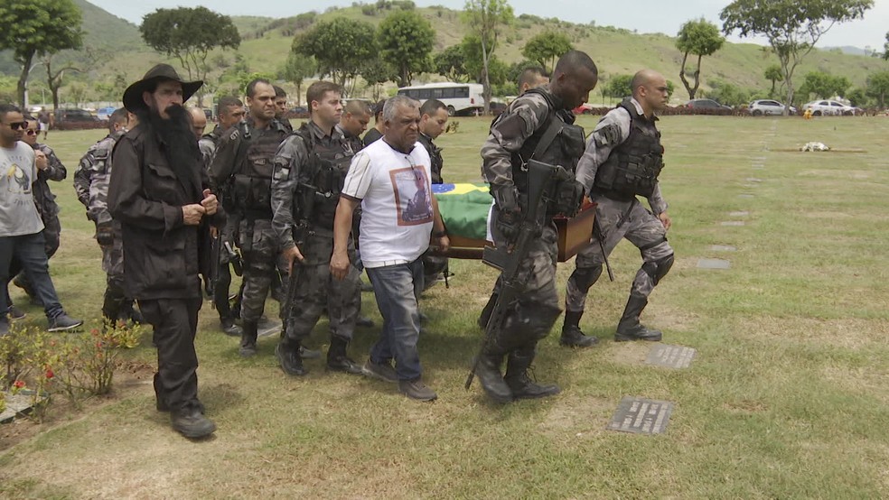 Corpo de policial do Batalhão de Choque é enterrado em Sulacap, na Zona Oeste do Rio.  — Foto: Reprodução/TV Globo