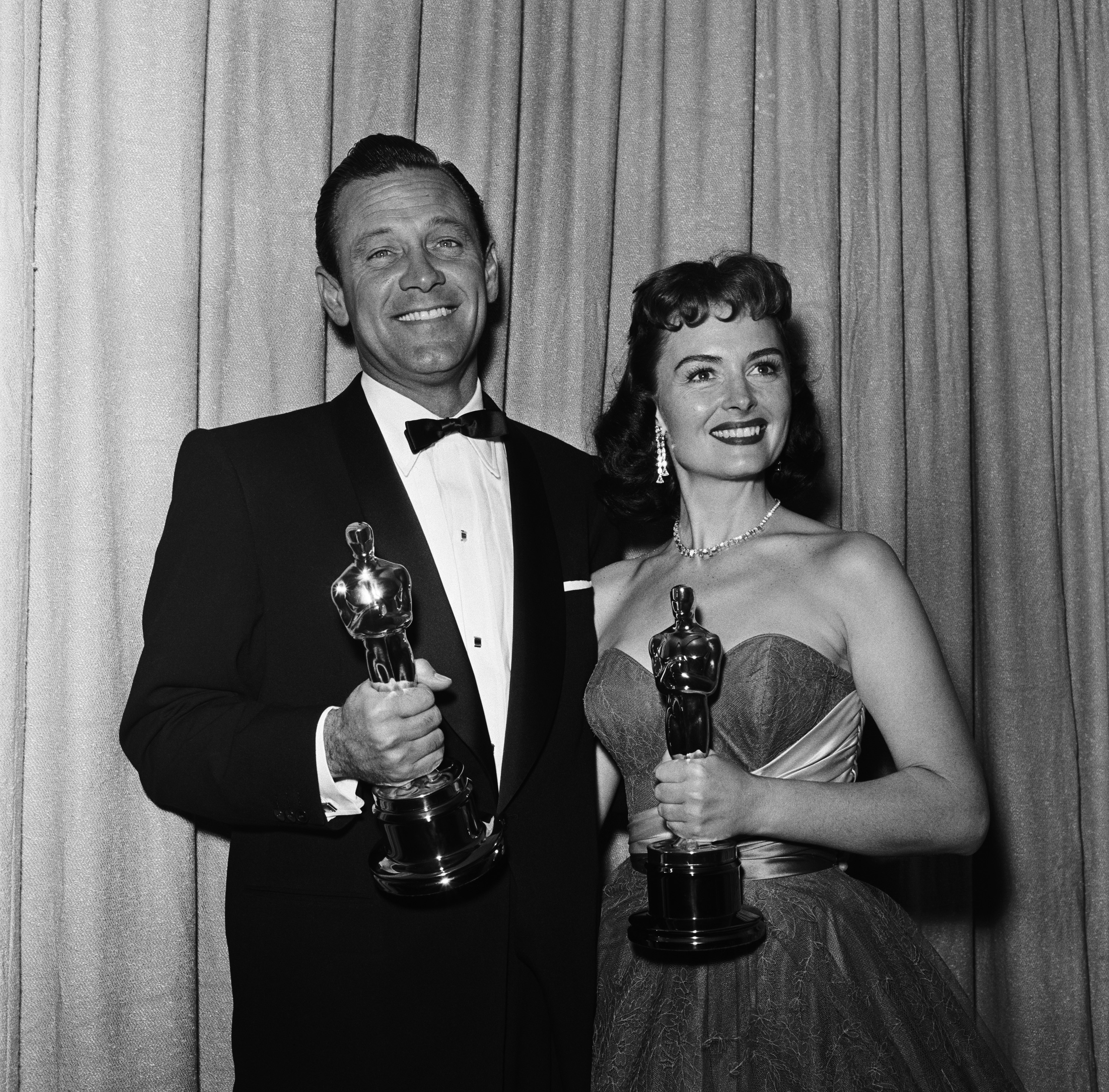 Os atores William Holden e Donna Reed segurando suas estatuetas vencidas no Oscar de 1954 (Foto: Getty Images)