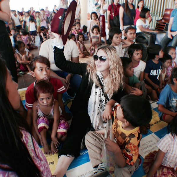 Madonna visita orfanato nas Filipinas (Foto: Instagram)