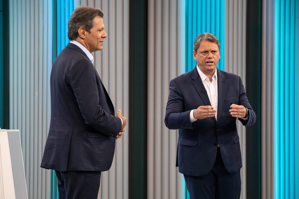 Fernando Haddad (PT) e Tarcísio de Freitas (Republicanos) durante debate nos estúdios Globo em SP — Foto: Fábio Tito/g1