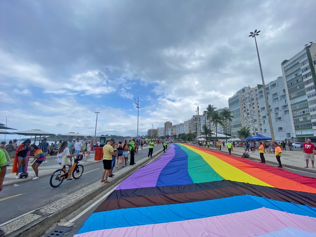 Bandeira LGBTQIAP+ é estendida no asfalto da Avenida Atlântica — Foto: Matheus Rodrigues/g1