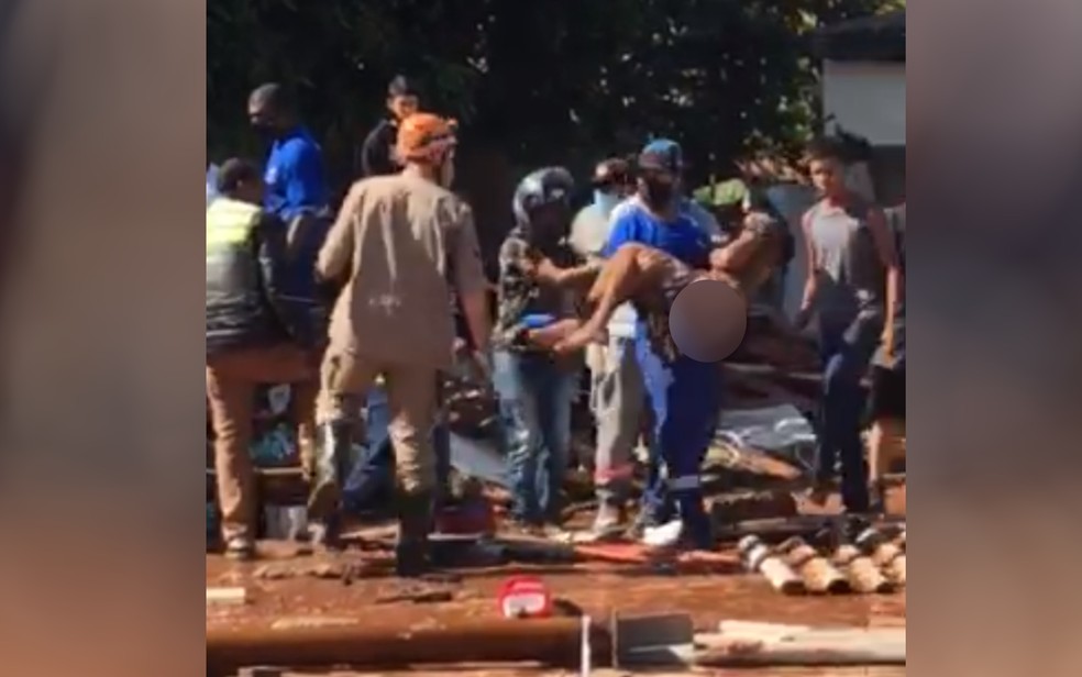 Bombeiros resgatam um homem de aproximadamente 18 anos que estava soterrado após queda da caixa dágua — Foto: Reprodução/TV Anhanguera