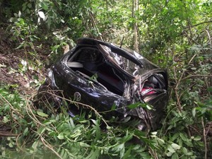 Motorista bateu carro depois de desviar de um buraco, na BR-153, em Talismã (Foto: João Carlos Lopes/Defesa Civil de Talismã)