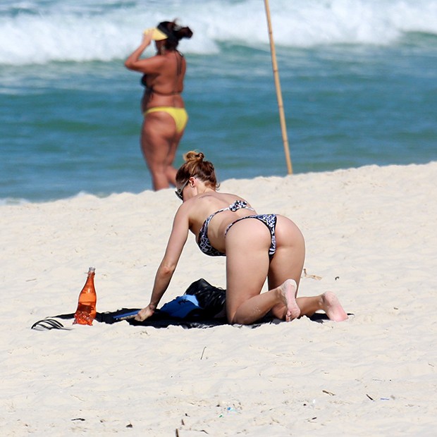 Rita Guedes na praia da Barra da Tijuca (RJ) (Foto: AgNews)