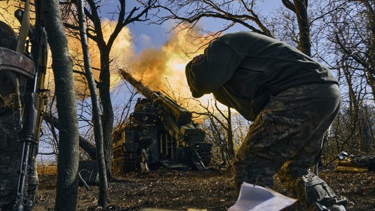 Ucrânia dobra aposta na defesa de Bakhmut mesmo com avanços russos