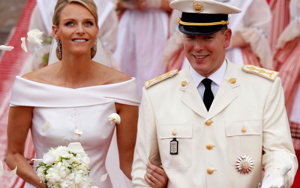 O prÃ­ncipe Albert II de MÃ´naco e a princesa Charlene deixam o palÃ¡cio apÃ³s a cerimÃ´nia de seu casamento, em 2 de julho de 2011  (Foto: Reuters/Benoit Tessier )