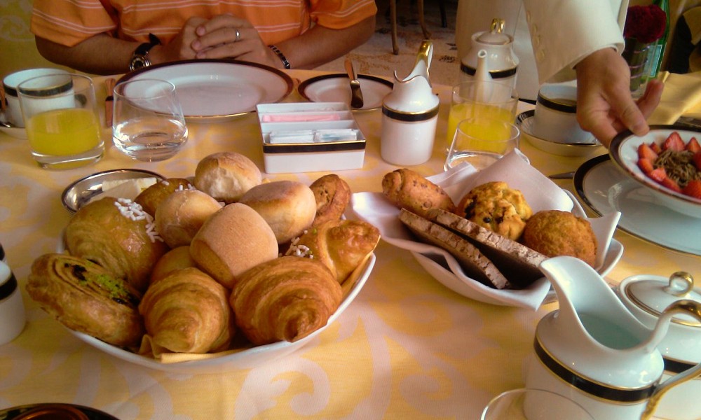 O café da manhã do hotel tem diversas opções, para todos os gostos (Foto: Reprodução / TripAdvisor)