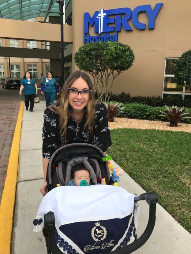 'Foi muito difícil estar distante dos parentes. Mas para ficar mais tranquila, sempre pensava que estava fazendo um bem para o meu filho', diz Aline Villa (Foto: Arquivo pessoal via BBC)