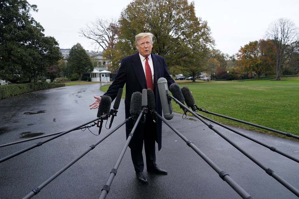 Presidente americano Donald Trump fala com repÃ³rteres nesta sexta-feira (9) antes de embarcar para Paris â€” Foto: Kevin Lamarque/Reuters