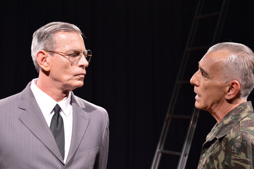 Foto retrata cena em que Breno Moroni conversa com o General Ernesto Geisel (Foto: Rafael Beppu | DivulgaÃ§Ã£o Araguaia, Presente)