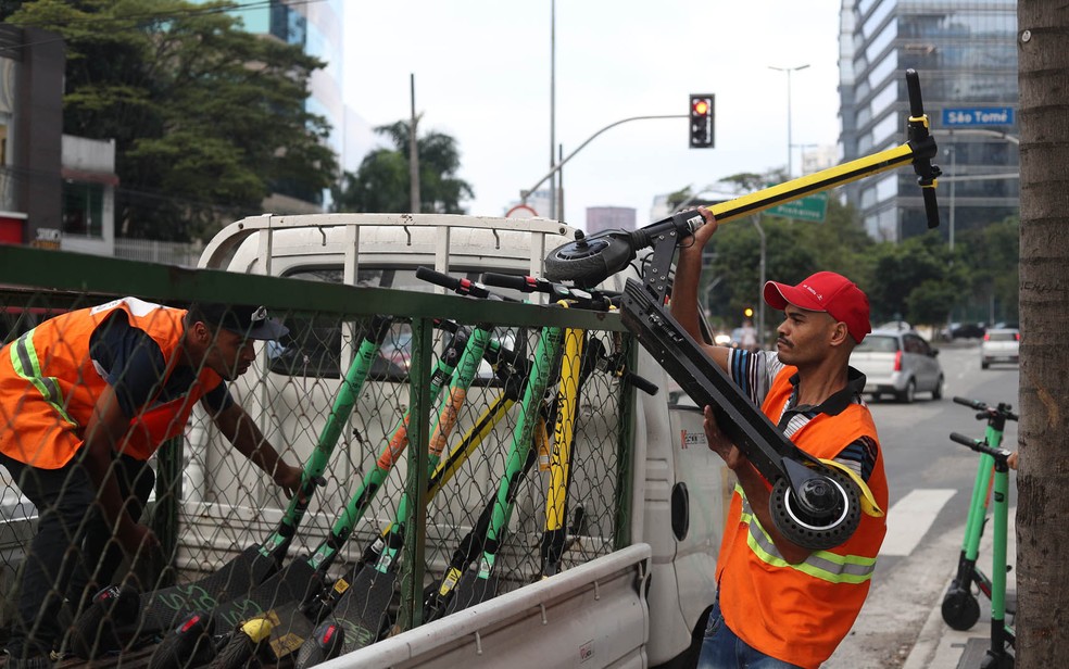 Funcionários da Prefeitura de SP apreendem patinetes elétricos — Foto: Alex Silva/Estadão Conteúdo
