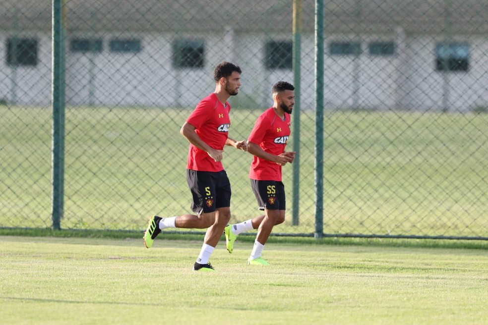 Rafael Thyere e Kaio durante treino no Sport &mdash; Foto: Marlon Costa (Pernambuco Press) 