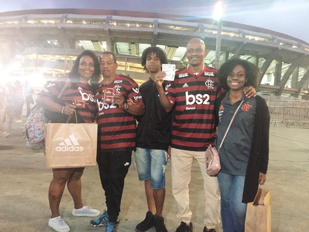 Luciano e Cosme ganharam ingressos para levar as famílias ao Maracanã — Foto: Thiago Lima