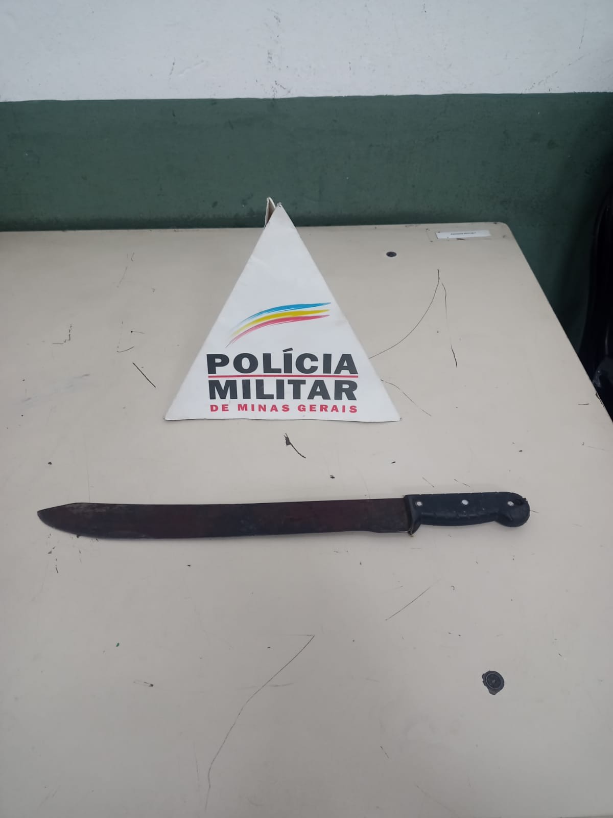 Mulher é agredida por facão e perde um dedo em Contagem, na Grande BH; suspeito do crime é o próprio sogro da vítima