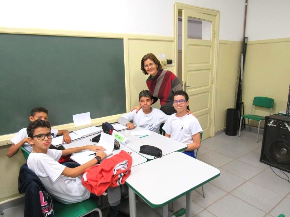 Professora Ivete durante atividade em sala de aula com alunos — Foto: Arquivo pessoal