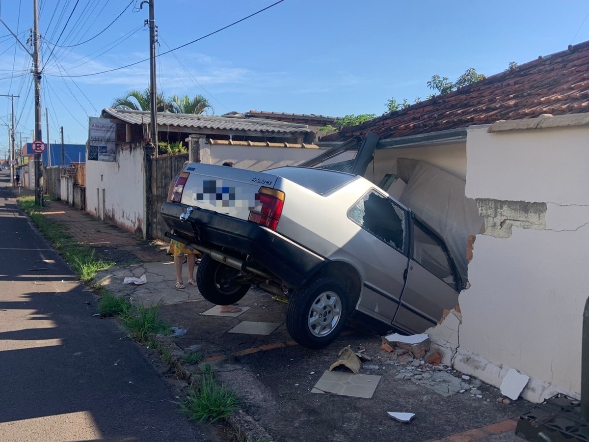 Carro desgovernado invade casa em Botucatu; vídeo | Bauru e Marília | G1