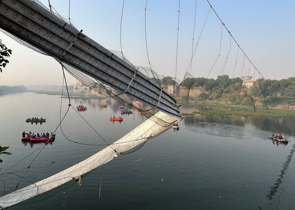 Socorristas procuram sobreviventes depois que uma ponte suspensa desabou na cidade de Morbi, no estado ocidental de Gujarat, Índia, em 31 de outubro de 2022 — Foto: Reuters/Stringer