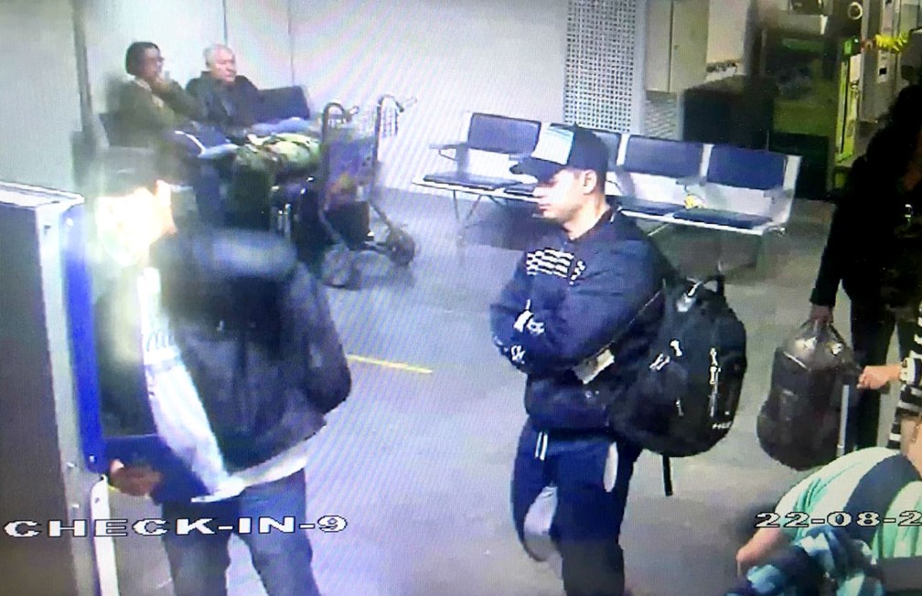 Ailton Basilio (de boné, ao centro), suspeito do crime, foi flagrado por câmera em aeroporto do Paraná embarcando para o RJ (Foto: Divulgação / Polícia Civil)