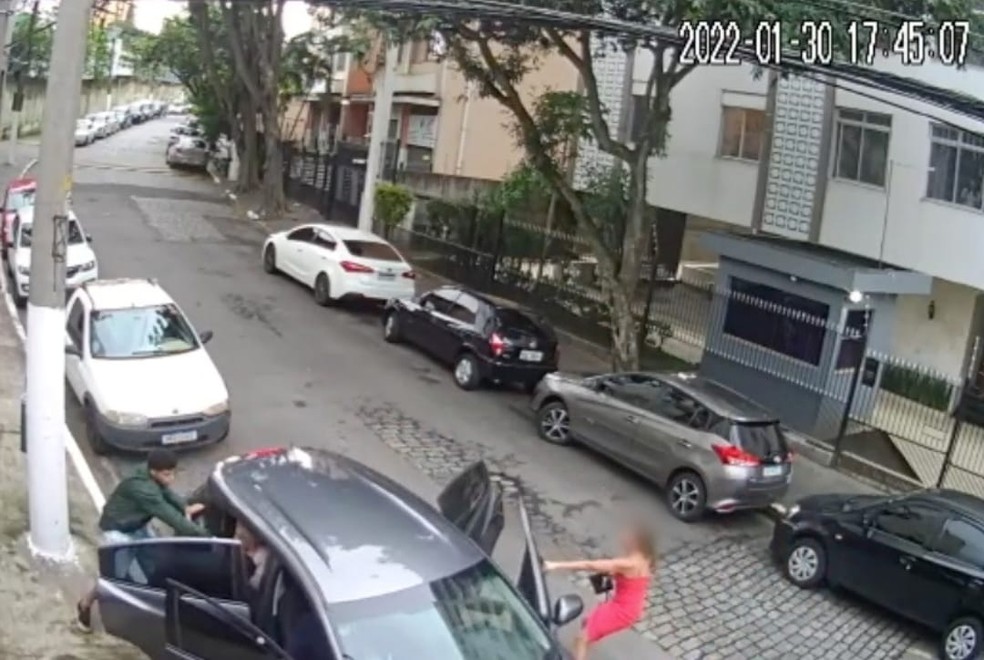 Assaltantes roubam carro com idosa dentro na Zona Leste de São Paulo no último domingo (30). — Foto: Reprodução