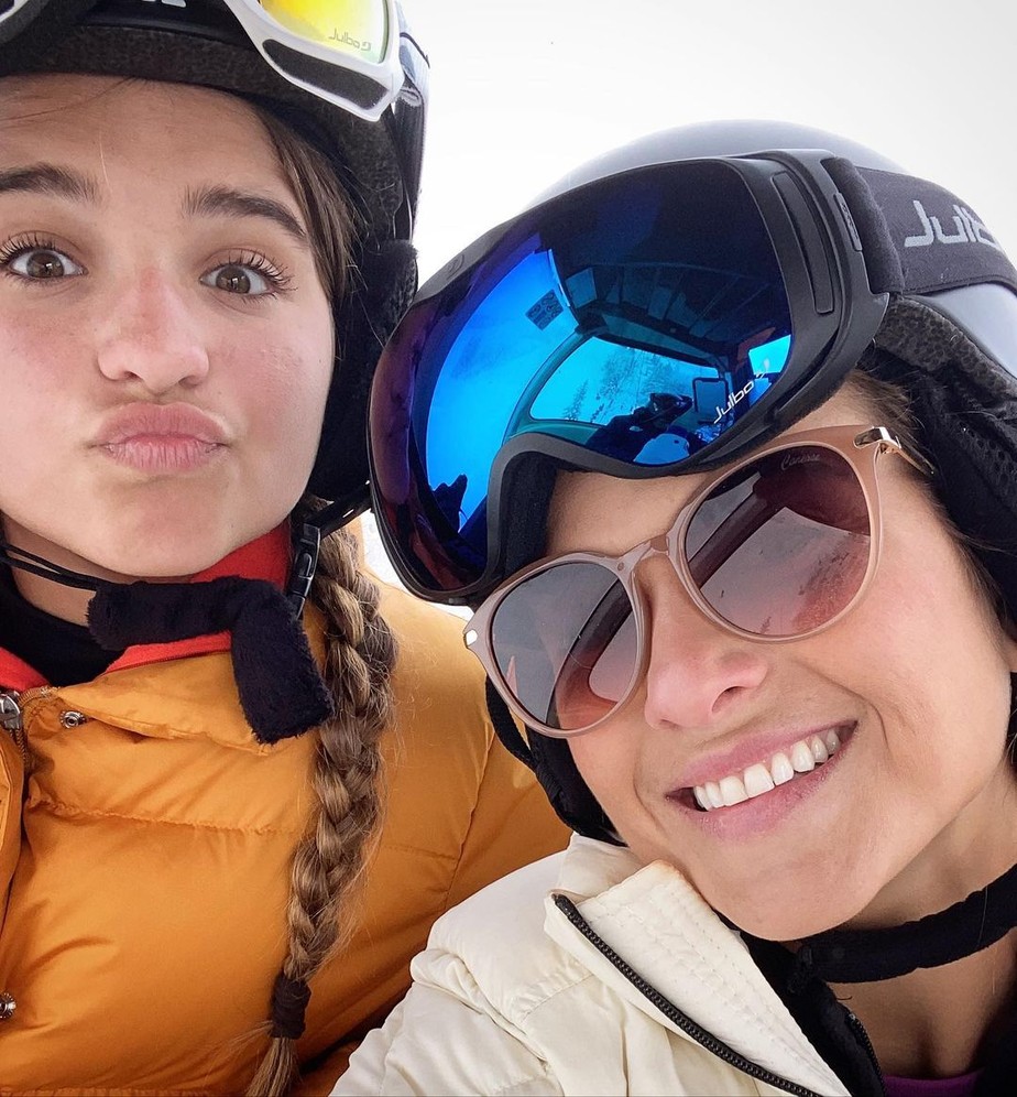Luiza Valdetaro leva filha para esquiar