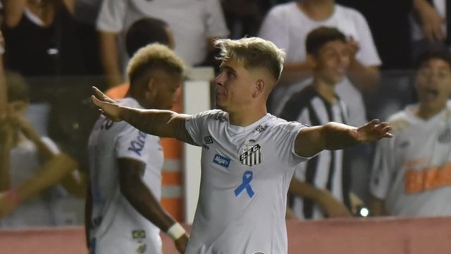 Soteldo, do Santos, comemora o gol diante do Cruzeiro