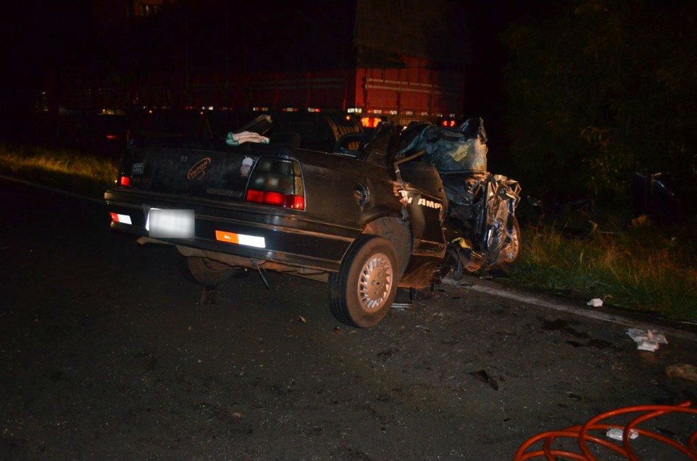 Os dois ocupantes do carro morreram na hora, segundo os bombeiros (Foto: João Trentini/Arquivo Pessoal )