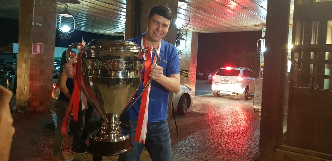 Cruzeiro celebra 1ª taça do ano; presidente projeta: Mais quatro para batalhar