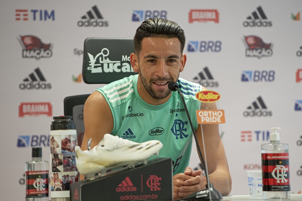 Isla durante entrevista coletiva no Ninho do Urubu — Foto: Alexandre Vidal/Flamengo