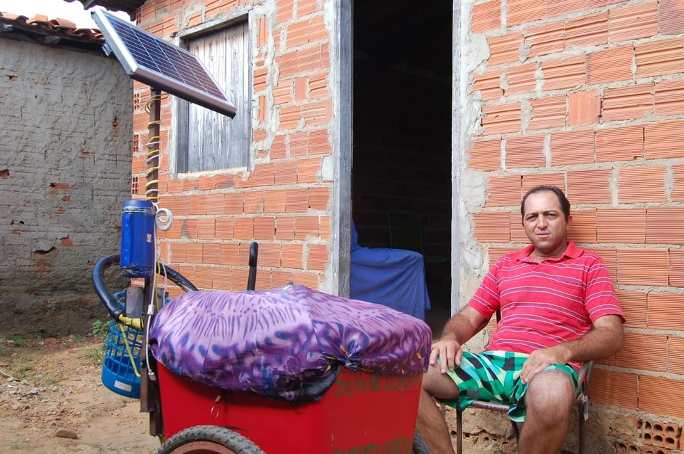 Vendedor instalou placa solar para carregar a caixa de som — Foto: Arquivo Pessoal/Lucas Parente