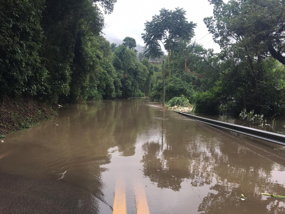 Estrada que dá acesso ao bairro Bananal em Cabreúva (SP) está alagada — Foto: Fernanda Elnour/TV TEM
