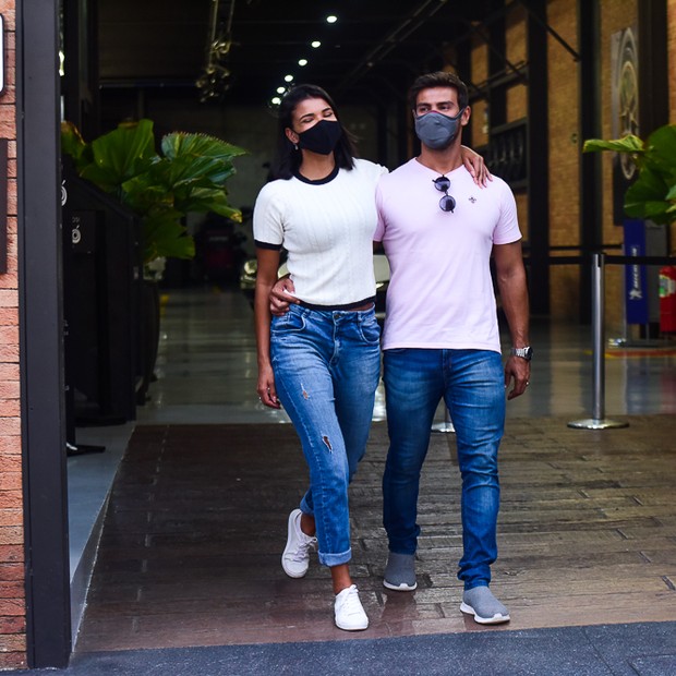 Jakelyne Oliveira e Mariano são fotografados juntos na saída de restaurante (Foto: Leo Franco/AgNews)