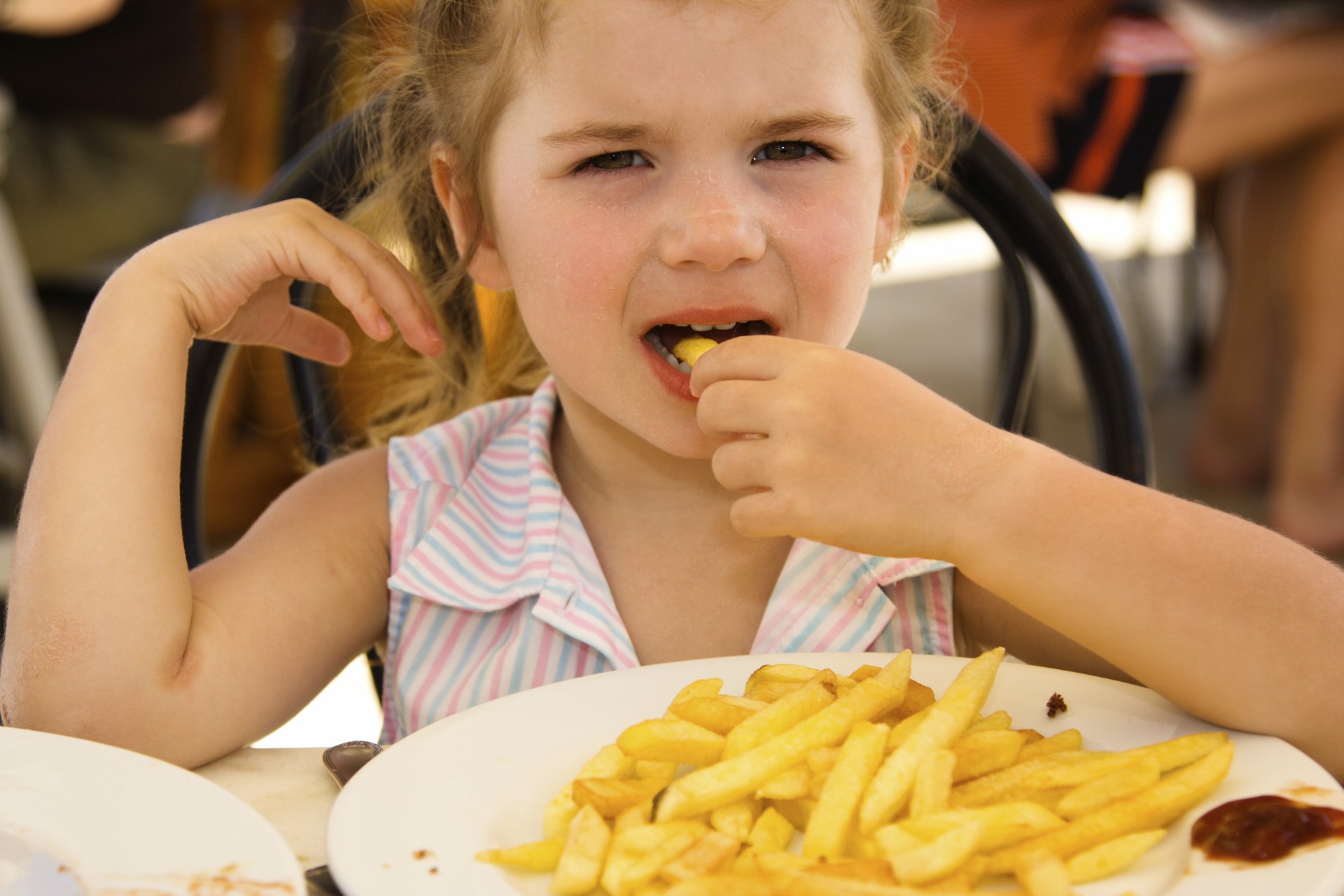 Criança comendo batata frita (Foto: Thinkstock)