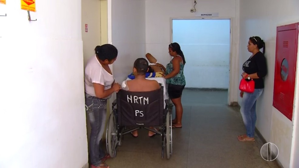 Segundo familiares, alguns pacientes esperam na fila a mais de três meses (Foto: Reprodução/Inter TV Cabugi )
