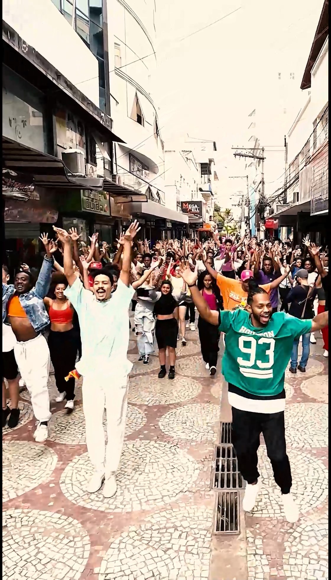 Flash mob com música de Bruno Mars no interior de MG reúne 500 bailarinos e viraliza; VEJA VÍDEO