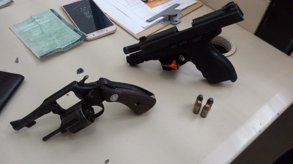 Armas foram apreendidas com os suspeitos (Foto: DivulgaÃ§Ã£o/PolÃ­cia Civil)