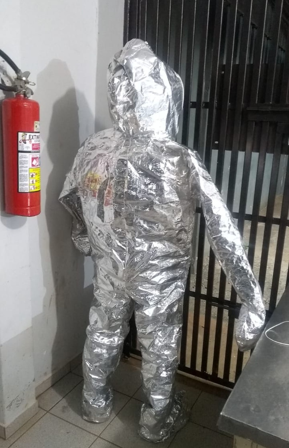 Homem utilizou uma roupa de aluminío na tentativa de jogar celulares e drogas na cadeia de Cambé — Foto: PM/Divulgação