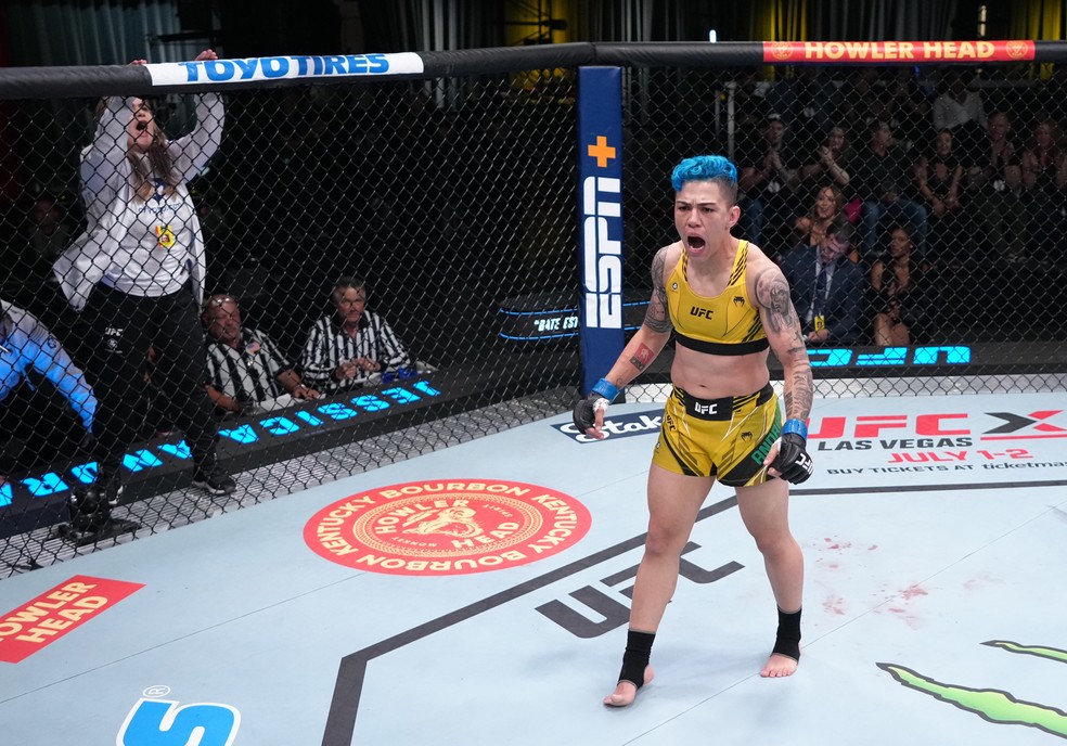 Jéssica Bate-Estaca venceu Amanda Lemos por finalização aos 3min13s do R1 — Foto: Jeff Bottari/Zuffa LLC