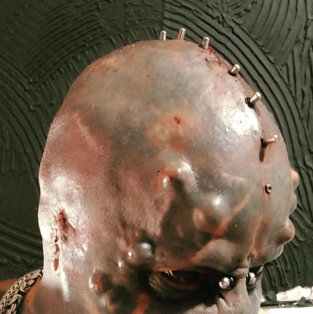 Após remoção das orelhas, Diabão faz moicano de metal com pinos na cabeça (Foto: Reprodução/Instagram)