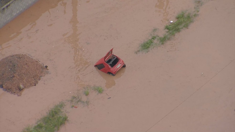 Chuva causa alagamento na Rodovia Régis Bittencourt em Embu das Artes; veículo ficou parcialmente coberto pela água — Foto: Reprodução/TV Globo