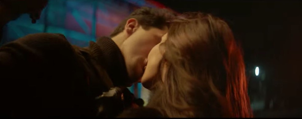 Luan Santana e a 'morena' de seu mais novo videoclipe — Foto: Reprodução