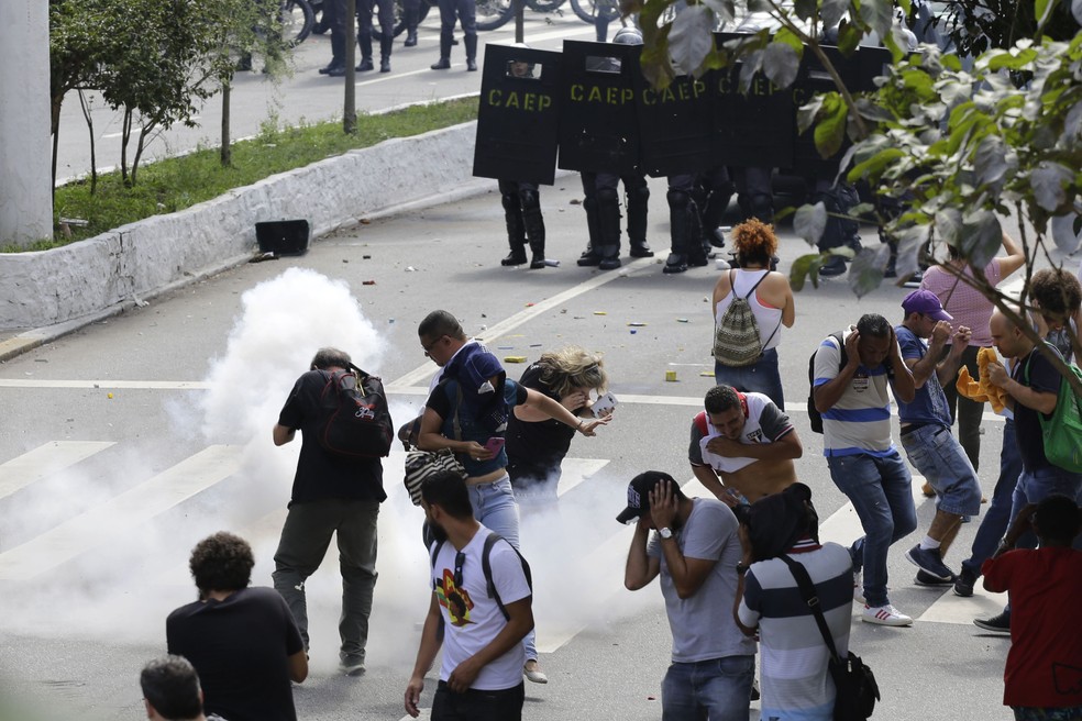 Fumaça das bombas de efeito moral lançadas contra manifestantes (Foto: NELSON ANTOINE/ESTADÃO CONTEÚDO)