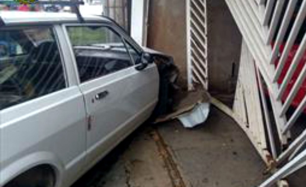 Motorista bate em carro que avança sobre garagem em Ceilândia, no Distrito Federal (Foto: Polícia Militar/Divulgação)