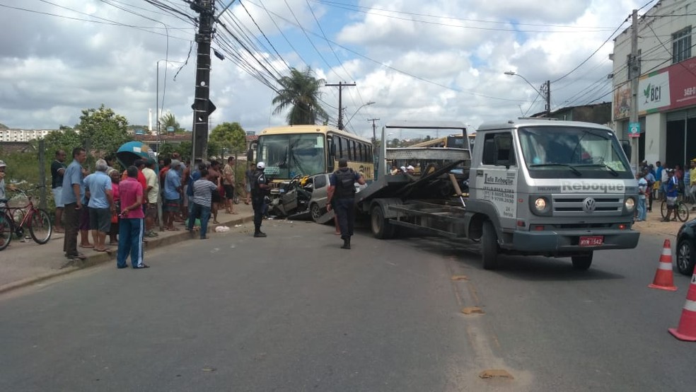 Colisão entre carro e ônibus na PE-05, em Camaragibe, na Região Metropolitana do Recife, deixou dois mortos, neste sábado (17) — Foto: Delé Wanderley/TV Globo
