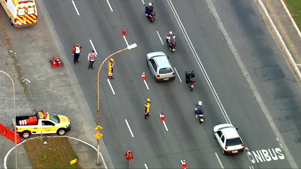 CET faz bloqueio na Radial Leste, logo após a Avenida Aricanduva, para distribuição de panfletos com orientações sobe o coronavírus  — Foto: Reprodução/TV Globo