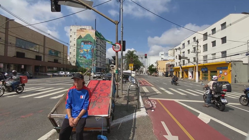 David trabalha mais de 12 horas por dia em semáforo de avenida na Zona Sul de SP — Foto: TV Globo