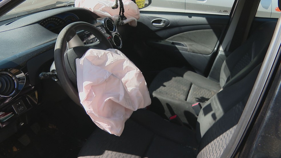 Airbag de carro atingido por roda de ônibus estourou na hora. Acidente foi na EPGU em 23 de março, no DF. — Foto: TV Globo/Reprodução