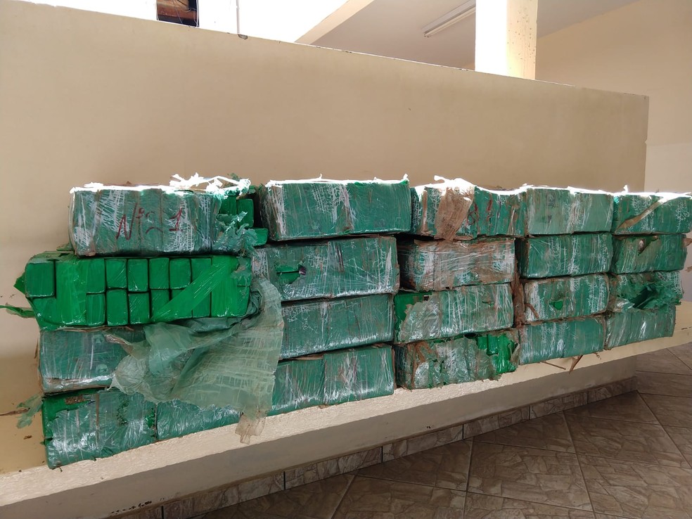 Centenas de tijolos de maconha são encontrados dentro de carro na Rodovia Castello Branco — Foto: Polícia Militar Rodoviária/Divulgação