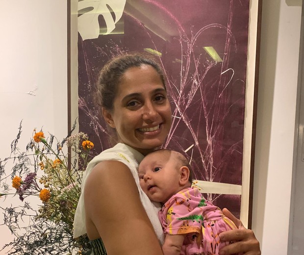 Camila Pitanga com Flor, filha de Georgiana Góes (Foto: Reprodução/Instagram)